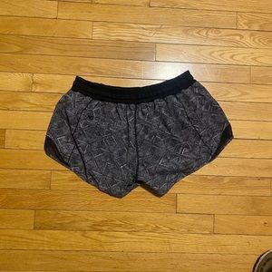 Black Patterned Lululemon Hotty Hot Lined Long (4 inch) shorts size 10